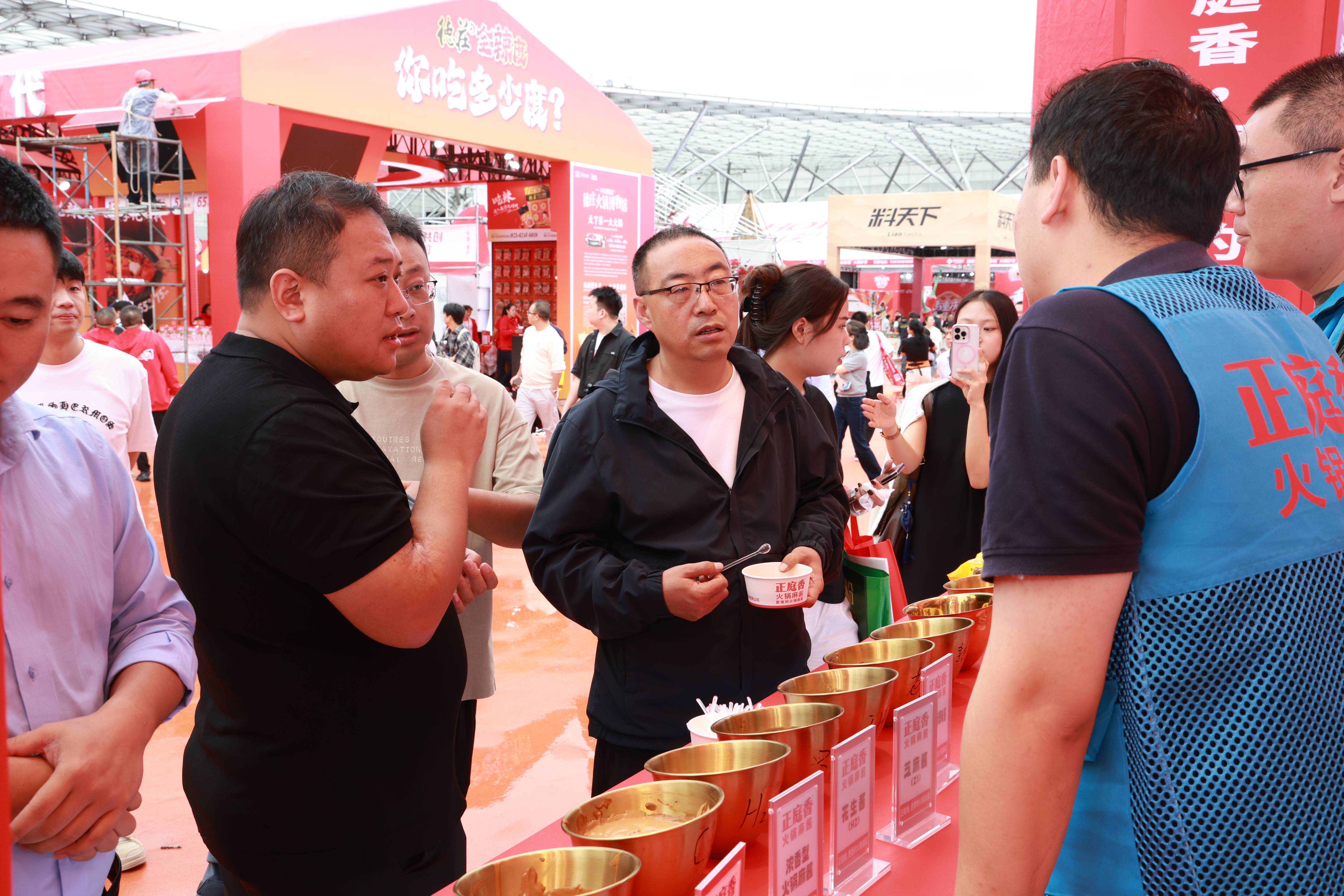 火锅麻酱携免加伴侣装亮相2025重庆火博会冰球突破正规网站革新传统蘸料体验！正庭香(图5)